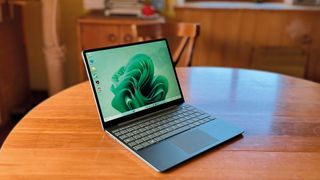 Das kompakte Microsoft Surface Laptop Go 3 bringt 1,13 kg auf die Waage. Wir hatten die gehobene Ausstattungvariante mit 16 GB RAM im Hands-on-Test. (Bild: Vogel IT-Medien)