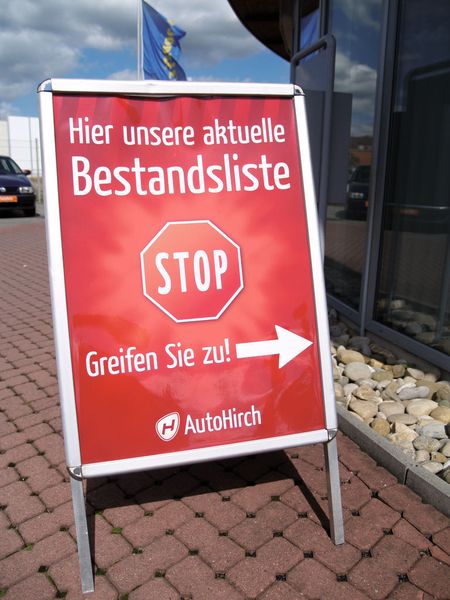 Wer auch außerhalb der regulären Öffnungszeiten einen Überblick über das Fahrzeugangebot des Autohauses haben will, kann sich jederzeit bedienen. (Archiv: Vogel Business Media)