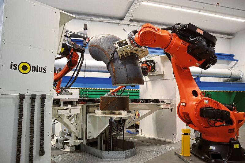 Durch die Parallelarbeit der beiden Roboter halbieren sich die Schweißzeit und der Bauteilverzug. (Bild: Walter Lutz / Isopuls)