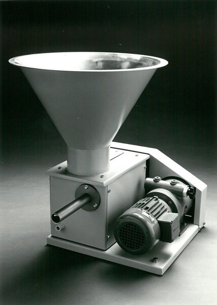 Vibrating screw feeder (1979) (Brabender Technologie)