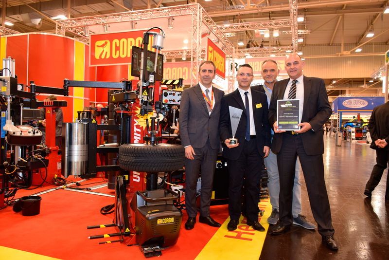 Die Firma Corghi gewann den Award im Bereich „Kfz-Service“. Während der Messe präsentierten (v. li.) Nazzareno Cingolani, Antonio Torresan, Mauro Bergamini und Jens-Peter Mayer die Diagnose-Reifenmontiermaschine „Uniformity“. (Ottmar Holz)