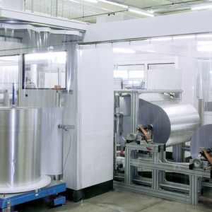 Schon bei der Herstellung der Multilayer-Barrierefolie wird die innenliegende PE-Schicht partiell von der Aluminium-Schicht entkoppelt. Auf diese entkoppelten Bereiche wird bei der späteren Konfektion das Gitternetz aufgeschweißt.