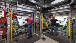 Der Wiederanlauf einer Maschine nach Auslösen einer Schutzeinrichtung darf nicht auto-matisch nach Verlassen des Schutzfeldes erfolgen. (Bild: Pilz)