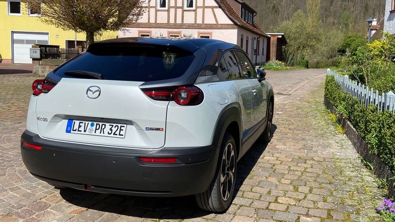 Bei der Lackierung „Multitone Ceramic White“ ist das Dach schwarz. (Bild: Kuhn – VCG)