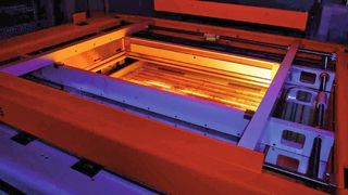 Bild 1: Halogenstrahler müssen wegen ihrer hohen Effizienz bei der Durchwärmung nur dann eingeschaltet werden, wenn Wärme am Werkstück benötigt wird.  (Bild: Siemens)