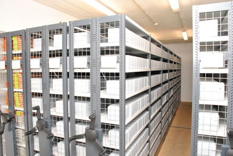 In einem Teil der Anlage sind auch technische Dokumente untergebracht wie z. B. diese Großformatdias aus dem technischen Versuch aus den Sechziger- und Siebzigerjahren. (Dominsky/»kfz-betrieb«)