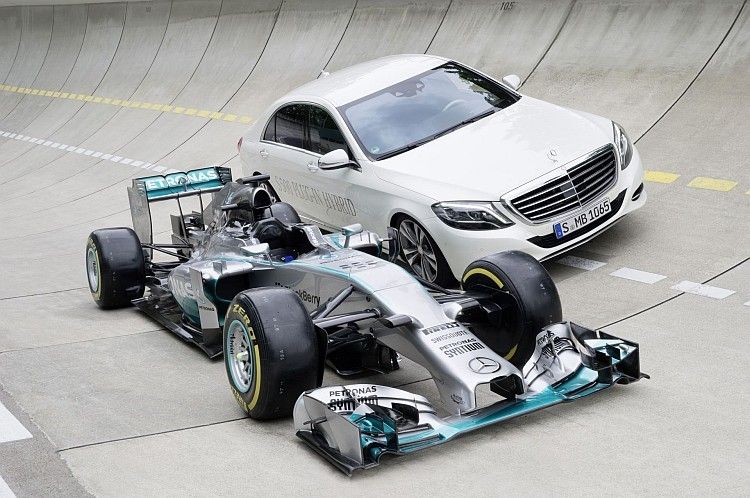 Das Hybridmodell der S-Klassse profitiert von den Erfahrungen, die das Formel-1-Team mit seiner Power Unit gemacht hat – und umgekehrt. (Foto: Daimler)