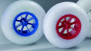 Bild 1: Bei diesen Musterteilen gingen Partikelschaum und Vollkunststoff eine dauerhafte mechanische Verbindung ein. (Bild: Arburg)