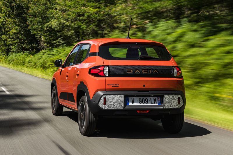 Das neue Karosserie-Design im bulligen Stil des großen SUV Duster steht dem nur 3,70 Meter langen Fünftürer gut. (Bild: Dacia)