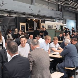 Kleine Gerichte an den Foodtrucks, grosse Tische für den spontanen Austausch: Auch in diesem Jahr ist der Cateringbereich in die Ausstellung integriert.(Bild:  Chiron Group)