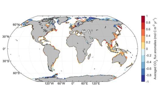 Die Grafik zeigt die weltweiten Veränderungen des Kohlendioxid-Austauschs zwischen Meer und Atmosphäre während mariner Hitzewellen in Küstenregionen. Rot markierte Gebiete nehmen weniger CO₂ aus der Atmosphäre auf, blau markierte Gebiete nehmen mehr auf. (Bild:  Hu et al. (2026) / CC BY 4.0)