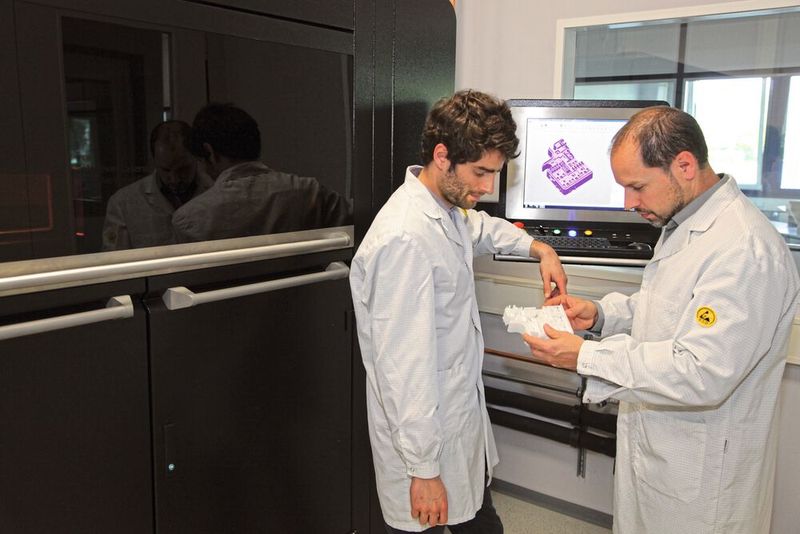 Stefan Kammann (rechts): „Inzwischen kommen die Kollegen selbst auf Ideen, was wir für sie drucken könnten.“ (Bild: Adam, Continental Engineering Services)