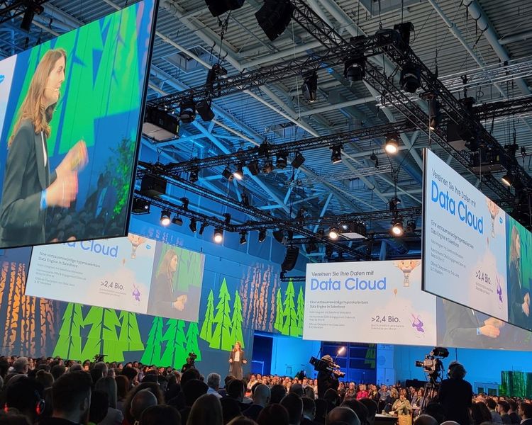 Auf der Salesforce World Tour in München wurden die Features der Data Cloud präsentiert. (Bild: Stefan Girschner)