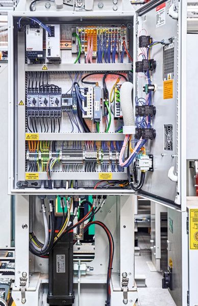 Schlanker Schaltkasten: Die Steuerung der Shuttles und die Abstimmung mit dem Leitrechner übernimmt ein Ultra-Kompakt-Industrie-PC C6025. (Bild: Beckhoff)