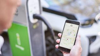 Laut dem Bundesverband der Energie- und Wasserwirtschaft gibt es derzeit bundesweit gut 13.500 öffentlich zugängliche Ladestationen. (Innogy)