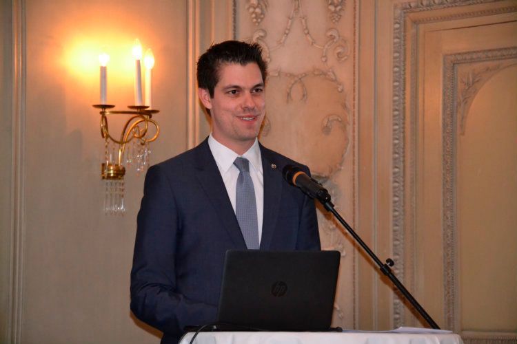Felix Gebhart, Direktor Netzstrategie und Kundenerlebnis beim Leverkusener Importeur, freute sich, den 1. Platz erneut an Auto Kramer aus Kirchberg verleihen zu können. (Foto: Mauritz)