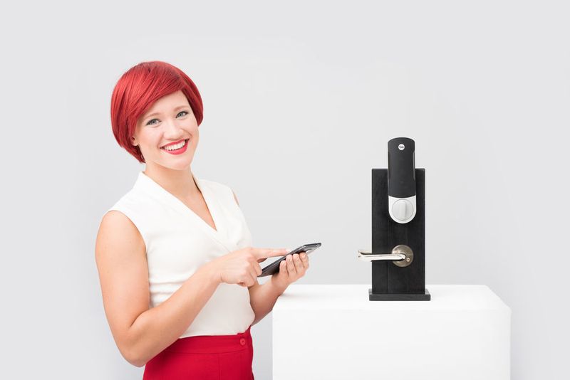 Miss IFA präsentiert ein smartes Türschloss. (Messe Berlin)