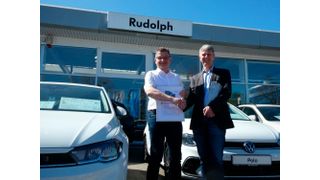 Matthias Rudolph, Geschäftsführer der Autohaus Rudolph Leuna GmbH, lag mit seiner Schätzung am nächsten. Ihm wurde der Preis durch Steffen Hampel, Niederlassungsleiter der Dekra-Niederlassung Halle, überreicht. (Bild: Dekra)