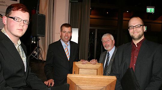 Auf Rekordkurs: Mit 74 Absolventen ist die Kfz-Innung Flensburg Stadt und Land auf Rekordkurs. „Dass die Ergebnisse auch noch relativ gut ausgefallen sind und kein Lehrling seine Prüfung wiederholen muss, macht die Sensation perfekt“, freute sich Obermeister Günther Görrissen (2.v.re.). Er gratulierte gemeinsam mit LV-Geschäftsführer Jan-Nikolas Sontag (2.v.li.) den Innungsbesten Kfz-Servicemechaniker Tom Schumacher (li.) und Kfz-Mechatroniker Carsten Röh (re.). (Archiv: Vogel Business Media)