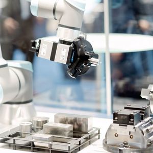 Die neue mechatronische Greifergeneration ist frei vernetzbar, bietet smarte Funktionen und lässt sich vollständig in die digitale Anlagensimulation einbinden. (Bild:  Schunk)