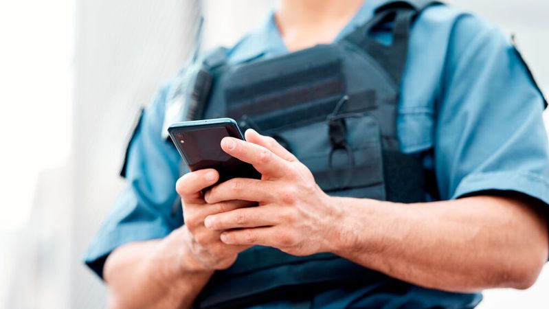 Smartphones gehören mittlerweile zum Arbeitsalltag von Polizistinnen und Polizisten. Umso wichtiger ist es, dass die verwendeten Geräte den höchsten Sicherheitsstandards genügen.(Bild: ©  M Einero/peopleimages.com - stock.adobe.com)