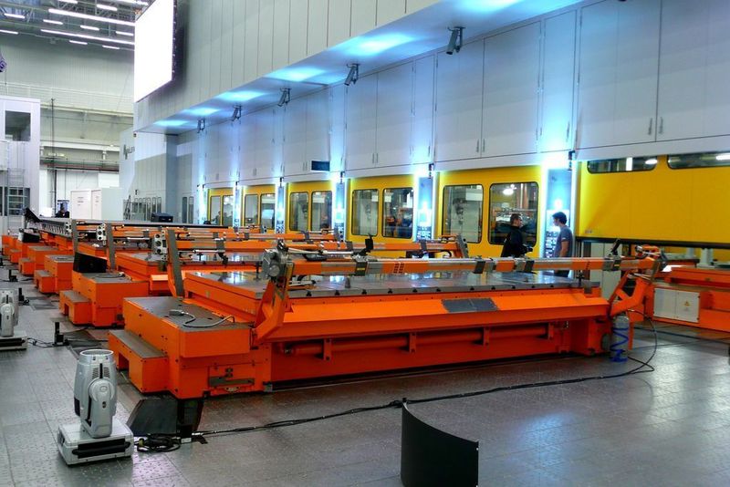 Die Großraumsauger-Transferpresse mit den Werkzeugwechselsystemen. (Archiv: Vogel Business Media)