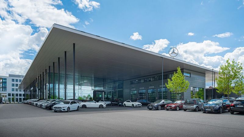 Niederlassungen auf dem Prüfstand: Mercedes-Benz prüft für jeden noch verbliebenen Betrieb aus dem herstellereigenen Netz den Verkauf. Im Bild: einer der Standorte des Nürnberger Niederlassungsverbunds.(Bild:  Daimler AG)