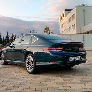 Das coupehafte Heck des Autos passt gut zum eleganten Gesamteindruck. Der Kofferraum öffnet ohne Berührung, wenn der Fahrer mit dem Fahrzeugschlüssen zwischen 50 und 100 Zentimetern hinter dem Fahrzeug steht.(Bild:  Thomas Günnel/Automobil Industrie)