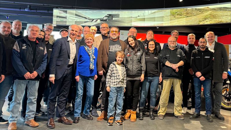 Das Motorradhaus Ebert gehört jetzt zur BMW Rhein-Gruppe. Die Rhein-Geschäftsführer Ralf Rhein (vordere Reihe, 3. v. l.) und Gerd Ruff (hintere Reihe, Mitte) heißen Christian Ebert (Mitte) und sein Team willkommen.(Bild:  BMW Rhein)