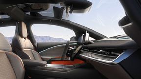 Beim Lucid Gravity reicht die Panorama-Frontscheibe fast bis über die B-Säulen. Laut deutschem Importeur erfordert der Scheibenwechsel eineinhalb Standard-Kleberkartuschen. (Bild: Lucid Germany)