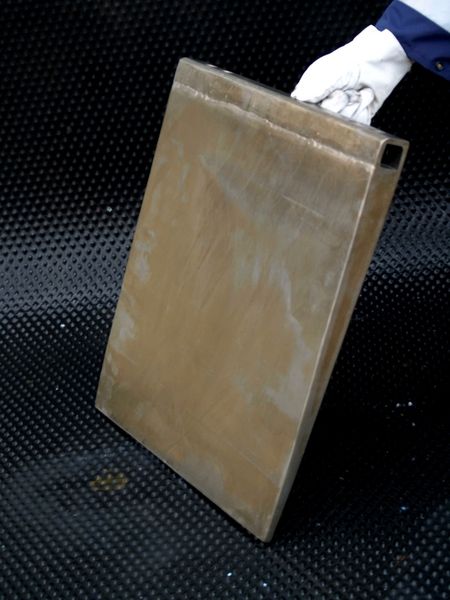 Bild 5: Beschichtete Klappe, bei der nur noch ein- bis zweimal im Monat Anbackungen entfernt werden müssen. Grund ist eine Dispersionsschicht auf Chemisch-Nickelbasis mit PFA-Partikeln. (Archiv: Vogel Business Media)