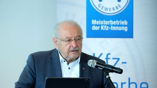 Auf der Delegiertenversammlung des Kfz-Gewerbes Hessen in Fulda kündigte Jürgen Karpinski seinen Rücktritt als Landesverbandspräsident an.  (Bild: Zietz – VCG)