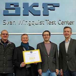 Freuen sich über die „goldene“ LEED-Zertifizierung des Großlager-Prüfzentrums von SKF (v. l.): Hans-Jürgen Senger (EHS-Koordinator), Jörg Frey (Werkeplanung), Dr. Thomas Zika (Prüfzentrumsleiter) und Dr. Martin Göbel (Test-Chef).
