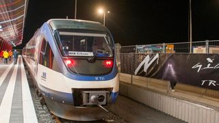 Tesla bietet mehrere Shuttleverbindungen per Dieselzug an. Hier die Strecke von Erkner zur Fabrik nach Grünheide. Wie die dpa jetzt meldet, will Tesla diese Züge bald durch elektrische Systeme ersetzen ... (Bild: Tesla)