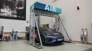 Im Portal der AIR-Anlage wird das Fahrzeug von oben nach unten in Abschnitten von 50 bis 60 Millimetern durchstrahlt. (Bild: Rosenow – VCG)