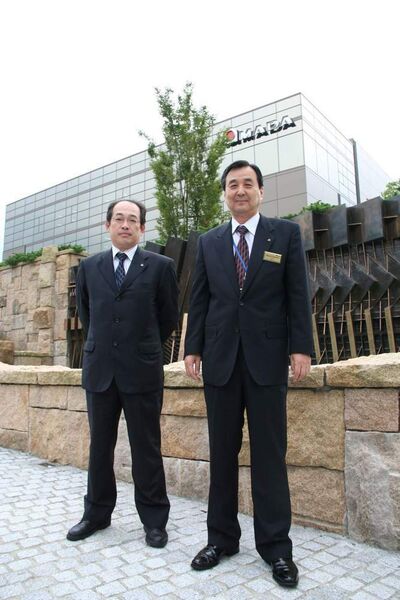 Hideaki Takahashi (links), Leiter des Amada Entwicklungscenters, und Yukihiro Fukui, Geschäftsführer der Fu-jinomiya Anlage, brachten ihre Teams zusammen und reduzierten die Zeit bis zur Markteinführung neuer Produkte  aus der Laserproduktionsstätte um 50% auf gerade mal ein Jahr. (Archiv: Vogel Business Media)
