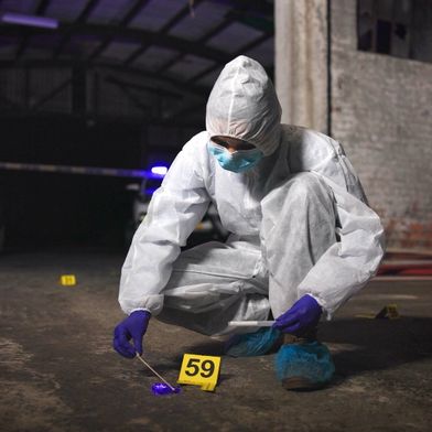 Die forensische Analytik hilft bei der Aufklärung von Kriminalfällen. Dabei erschweren so genannte Stutter-Artefakte die Auswertung der Genanalysen. (Bild: CineLenspeopleimages.com – stock.adobe.com)