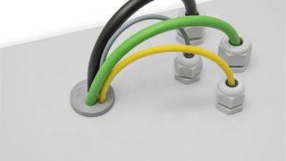 Die Kabeldurchführungsplatten KEL-DP 25 A und KEL-DP 32 A und B: Der mögliche Kabeldurchmesser der einzuführenden Leitungen liegt zwischen 5,2 und 8 mm. Hierzu dient ein kleiner Stich in die Membran und das Kabel kann durchgeführt werden.  (Icotek)