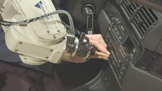 Im Fahrzeuginnenraum  simuliert ein Industrieroboter die Bedienung von Tastern und Schaltern. Startpunkt, Messpunkte und Bewegungen für den automatischen Prüfablauf werden durch handgeführtes Programmieren von Positionen und Bahnkurven festgelegt. (Archiv: Vogel Business Media)