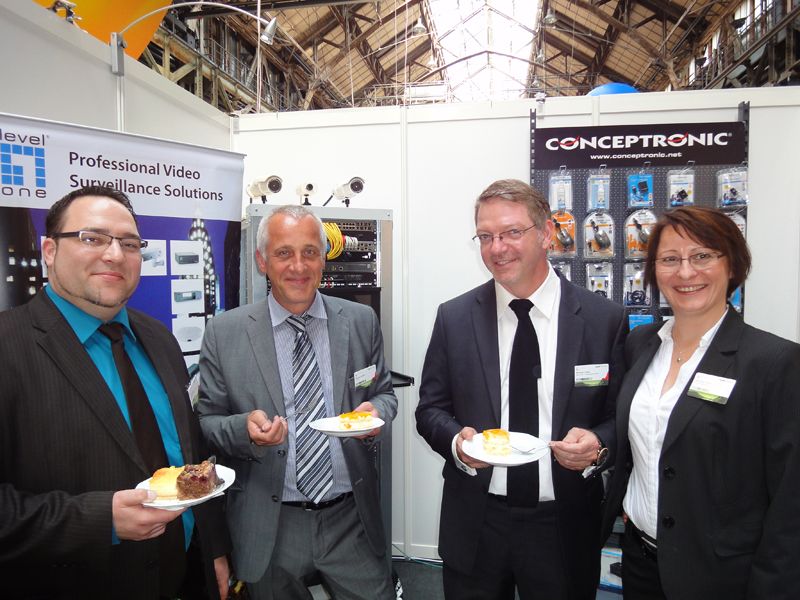 Dank dem Kuchen war keiner unterzuckert: (v.l.) Roman Reger, Michael Weber, Michael Oster, Digita Data Communications, und Manuela Kiock, ALSO Actebis (Archiv: Vogel Business Media)