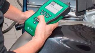 Handlicher und günstiger als sein Vorgänger: der neue „Mega Macs 42SE Bike“ von Hella Gutmann. (Foto: Hella Gutmann)