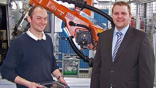 David Wilder und Tobias Blickle richten den Gelenkarm-Portalroboter GL60 von Fibro-GSA Automation ein. Die 6-Achsen-Kinematik ermöglicht komplexe Bewegungsabläufe mit Nutzlasten bis 60 kg. Bild: Jokab Safety (Archiv: Vogel Business Media)