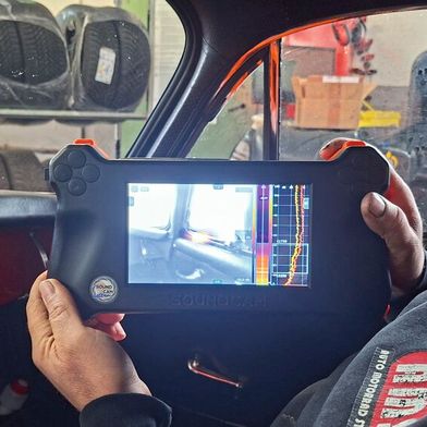 Die Probefahrt nachgestellt: Die Quelle des nervigen Geräuschs an der Tür des Porsche 356 hat Kfz-Meister Jürgen Stengel dank seiner Sound-Cam schnell und zielsicher lokalisiert.  (Bild: Dominsky – VCG)