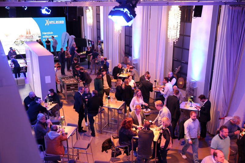 Auch am Abend zählte das Bauwerk zahlreiche Besucher, die sich in einer entspannten Atmosphäre austauschten. (Bild: Nordanex)