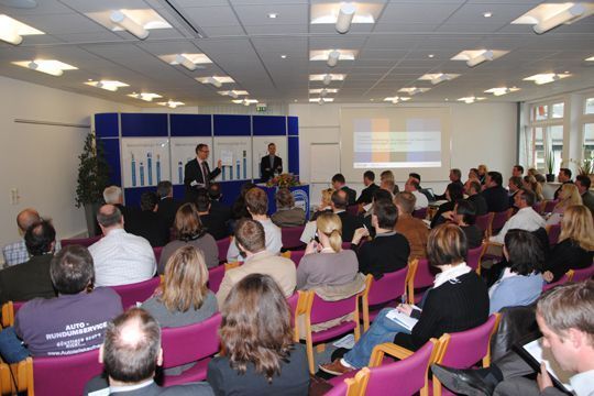 An Google geht kein Weg vorbei: Martin Seydell begrüßt Stefan Volk von Google Deutschland. (Archiv: Vogel Business Media)