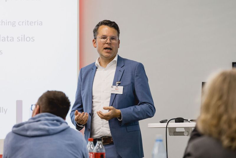 Einheitliche Produktinformationen von Anfang bis Ende: Thorsten Kroke stellt Eclass als Standard für den Digitalen Produktpass vor – inklusive Anwendungsbeispiel aus der Praxis. (Bild: Stefan Bausewein)