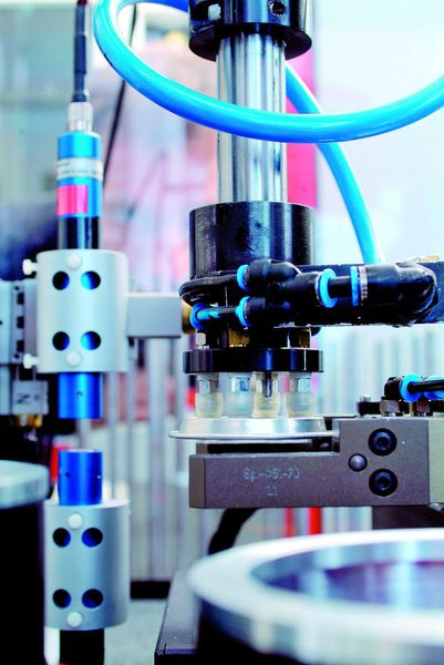 Bei der Deckelprüfung kommt es auf’s Detail an. Bild: Ball Packaging Europe (Archiv: Vogel Business Media)