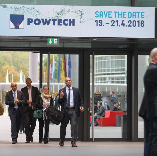 Neben rund 900 Ausstellern informieren eine internationales Fachprogramm in drei Foren sowie begleitende Fachkongresse die Powtech-Besucher. (Bild:  NuernbergMesse / Thomas Geiger)