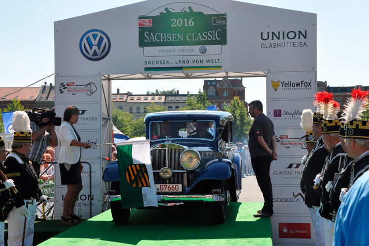 Startfahrzeug der 14. Sachsen Classic war ein Horch 8 Typ 750 B Pullmann von 1933, aus dem Horchmuseum in Zwickau. Das Startsignal gaben die Oberbürgermeisterin von Zwickau, Maria Findeiß, und Rallyeleiter Harald Koepke. (Schunk)
