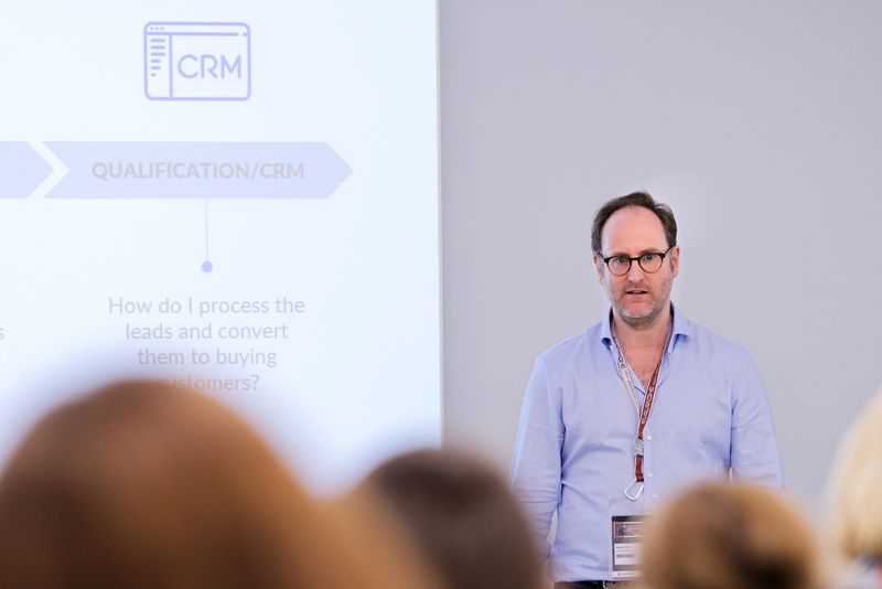 Hannes Fehr, Leadvolution GmbH Viele B2B Unternehmen haben Schwierigkeiten mit Social Media messbare Ergebnisse zu erreichen. Best Practice Cases zeigen jedoch: Wenn man in Zielgruppen, Ansprache und Conversion Maßnahmen die richtigen Dinge tut, kann selbst bei sehr speziellen B2B Zielgruppen Social Media ein wichtiger Kanal zur Leadgenerierung werden. In seinem Workshop zeigte Hannes Fehr vier Quick Wins, mit denen B2B-Firmen ihre digitale Leadgenerierung auf ein neues Level heben können. Der wichtigste Erfolgsfaktor ist dabei die Ansprache des Empfängers.  (marconomy © Andreas Burkhardt )